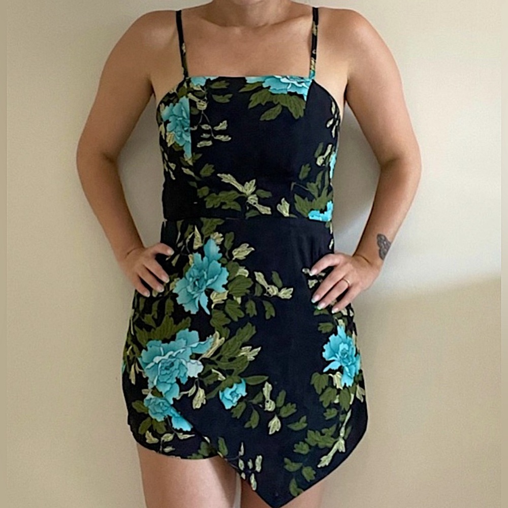 🩵NWOT Selfie Leslie Floral Romper Black & Baby Blue Adjustable Straps Size Large